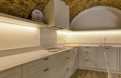Begur Apartment | Apartment 'En El Centro' with Private Terrace and Wi-Fi