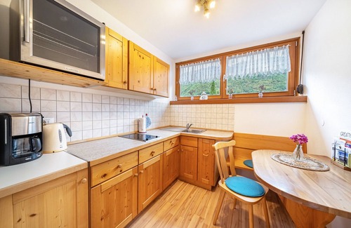 Lana Apartment | Apartment 'Erlengut Meran' with Mountain View, Shared Pool and Wi-Fi