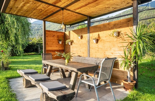 Lana Apartment | Apartment 'Erlengut Meran' with Mountain View, Shared Pool and Wi-Fi