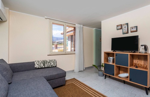 Santa Venerina Apartment | Apartment 'Etna Home' with Sea View, Wi-Fi and Air Conditioning