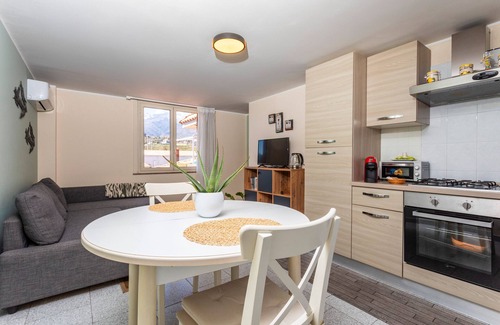 Santa Venerina Apartment | Apartment 'Etna Home' with Sea View, Wi-Fi and Air Conditioning