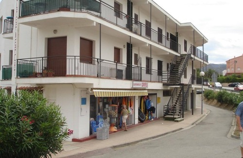 Llanca Apartment | Apartment facing the sea