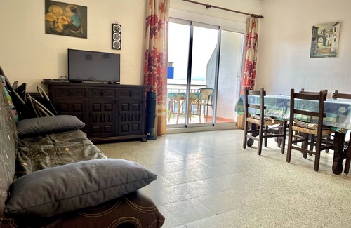 Llanca Apartment | Apartment facing the sea