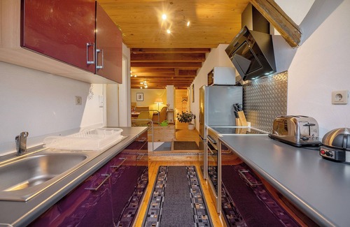 Hundheim Apartment | Apartment 'Ferienhaus Störzel - Wohnung B' with Balcony and Wi-Fi
