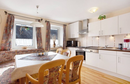 Usseln Apartment | Apartment 'Ferienwohnung Königshof 3' with Shared Garden, Balcony, Wi-Fi, Meine Card plus Gästekarte