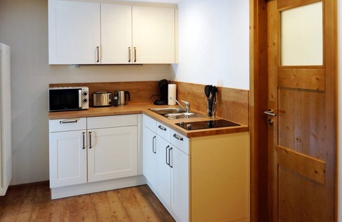 Alpirsbach Apartment | Apartment 'Ferienwohnung Im Denkmal 1' with Wi-Fi