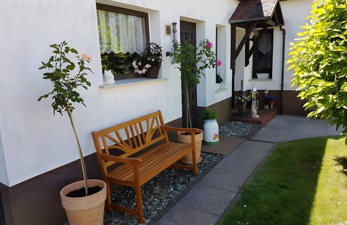 Garz/Rugen Apartment | Apartment 'Ferienwohnung Garz' with Private Terrace, Private Garden and Wi-Fi