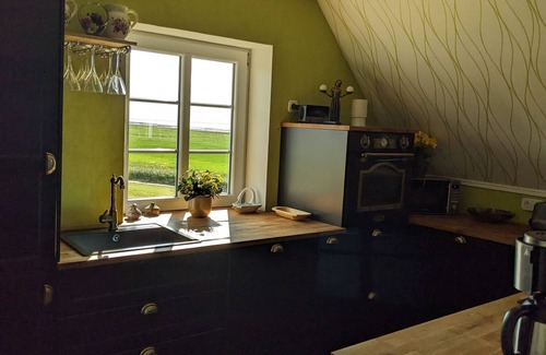 Langeneß Apartment | Apartment 'Ferienwohnung Hafenblick' with Sea View, Shared Terrace and Wi-Fi