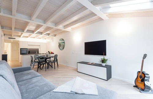 Salo Apartment | Apartment 'Flat 5' with Lake View, Wi-Fi and Air Conditioning