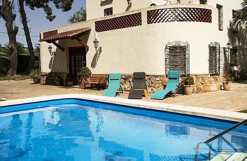 Altafulla Apartment | Apartment for 4 in villa, satellite TV, garden, pool, 10 min. walk to the beach