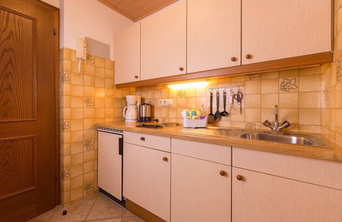 Strobl Apartment | Apartment garden view - Apartment house Roland