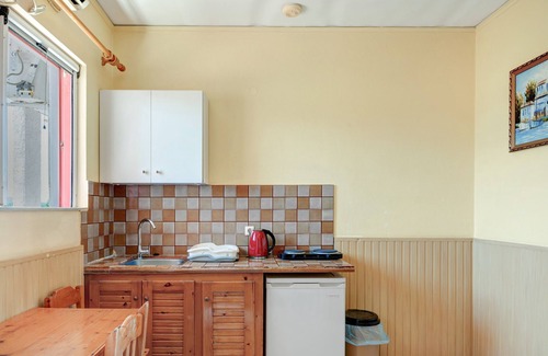 Tingaki Apartment | Apartment 'Golden Sun Two-bedroom Apt 5' with Sea View, Shared Pool and Wi-Fi