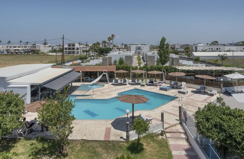 Tingaki Apartment | Apartment 'Golden Sun Two-bedroom Apt 2' with Sea View, Shared Pool and Wi-Fi