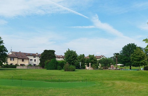 Calmasino Apartment | Apartment 'Golf Residence La Ca' with Shared Pool and Private Garden