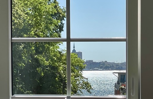Altefaehr Apartment | Apartment 'Hafenblick' with Sea View, Private Terrace and Wi-Fi