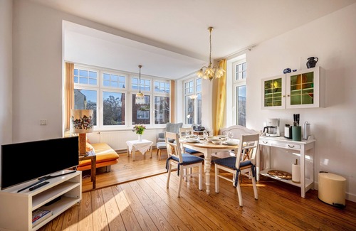 Alt-Travemunde/Ronnau Apartment | Apartment 'Haus Übersee Wohnung Fidji' with Private Terrace, Shared Garden and Wi-Fi