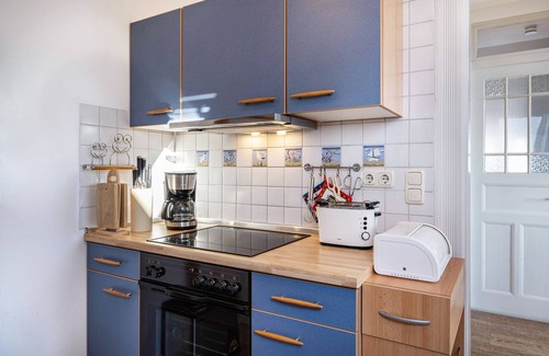 Alt-Travemunde/Ronnau Apartment | Apartment 'Haus Übersee Wohnung Sansibar' with Shared Garden and Wi-Fi