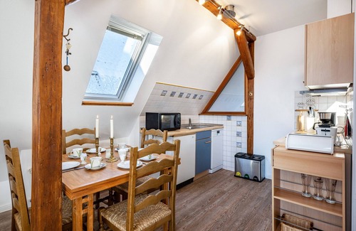 Alt-Travemunde/Ronnau Apartment | Apartment 'Haus Übersee Wohnung Sansibar' with Shared Garden and Wi-Fi