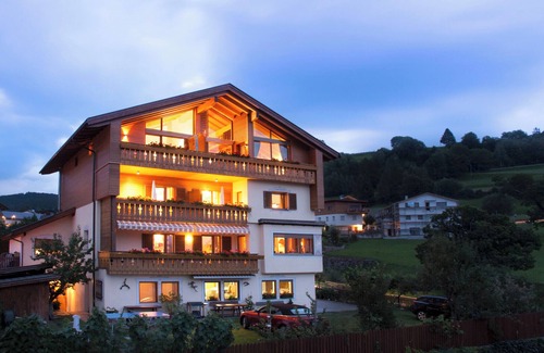 Albions Apartment | Apartment "Haus Sonnegg - Living Suite" with Mountain View, Wi-Fi, Balcony & Garden