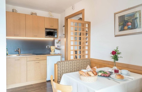 Albions Apartment | Apartment "Haus Sonnegg - Sonnenuntergang" with Mountain View, Wi-Fi, Terrace & Garden