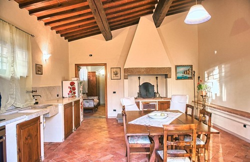 Castelfiorentino Apartment | Apartment 'Holiday Home In Tuscany' with Mountain View, Private Terrace and Wi-Fi