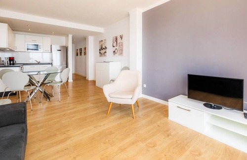S'illot Apartment | Apartment 'Hostal Antic Apartamento 202' with Balcony, Wi-Fi and Air Conditioning