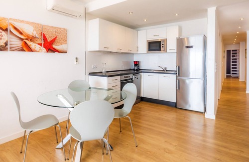 S'illot Apartment | Apartment 'Hostal Antic Apartamento 202' with Balcony, Wi-Fi and Air Conditioning