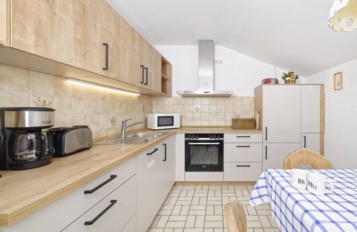 Aschau im Chiemgau Apartment | Apartment II in the adjoining house, 55 sqm with separate bedroom, south-facing balcony