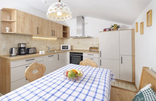 Aschau im Chiemgau Apartment | Apartment II in the adjoining house, 55 sqm with separate bedroom, south-facing balcony