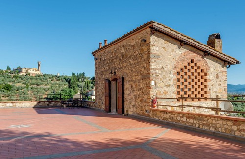 San Martino alla Palma Apartment | Apartment 'Il Poderaccio Vecchio' with Shared Pool, Wi-Fi and Air Conditioning