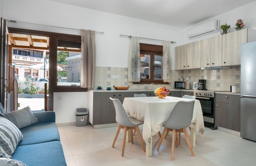 Panormos Apartment | Apartment 'Iliana 1' with Mountain View, Wi-Fi and Air Conditioning