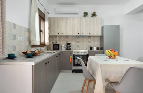 Panormos Apartment | Apartment 'Iliana 1' with Mountain View, Wi-Fi and Air Conditioning