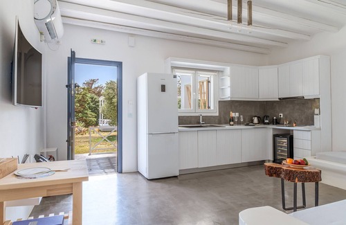 Kato Fellos Apartment | Apartment In A Hotel "Ow Andros Luxury Suites 4" with Mountain View, Private Terrace & Wi-Fi