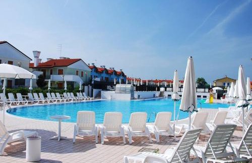 Rosapineta Apartment | Apartment in a residence with pool in Rosolina