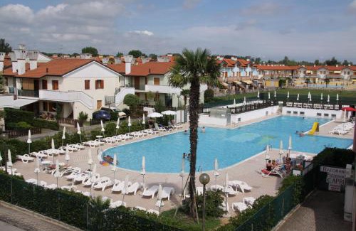 Rosapineta Apartment | Apartment in a residence with pool in Rosolina