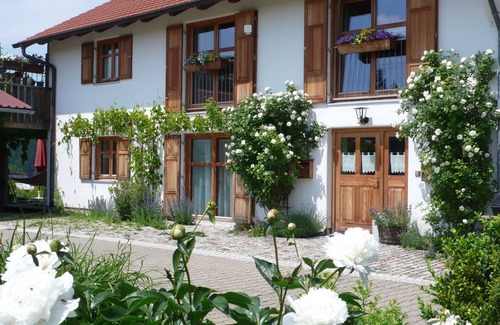 Maierhofen Apartment | Apartment in a single farm location overlooking meadows, forests and nature.