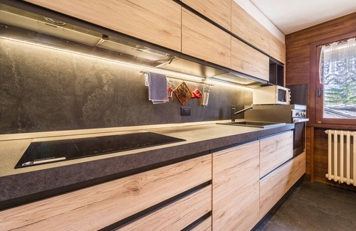 Courmayeur Apartment | Apartment “In centro a Courmayeur Mont Blanc” with Mountain View & Balconies