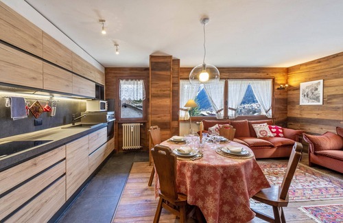 Courmayeur Apartment | Apartment “In centro a Courmayeur Mont Blanc” with Mountain View & Balconies