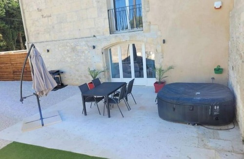 Raphele-les-Arles Apartment | Apartment in part of Mas