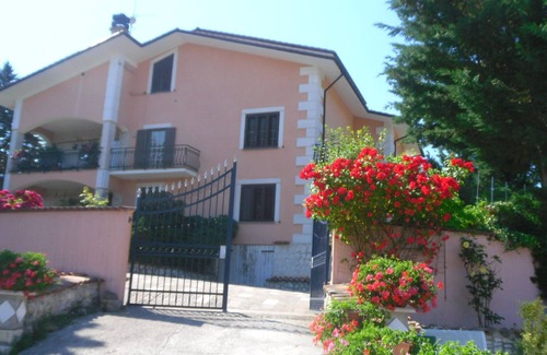 Cagnano Amiterno House | Apartment in a villa surrounded by a characteristic rural countryside