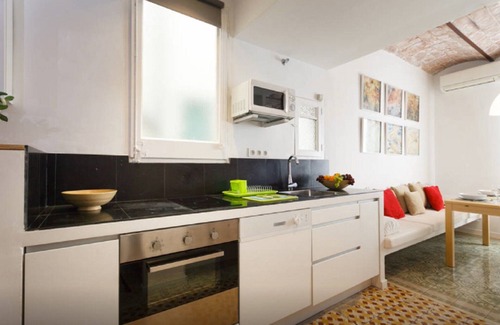 La Sagrada Familia Apartment | Apartment in La Sagrada Familia, well connected. With AC and WiFi. Offer