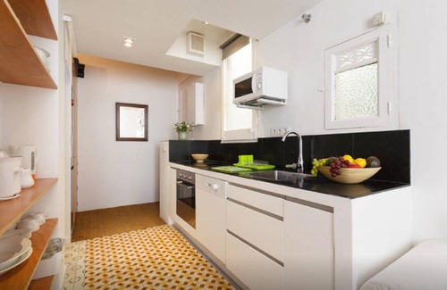 La Sagrada Familia Apartment | Apartment in La Sagrada Familia, well connected. With AC and WiFi. Offer