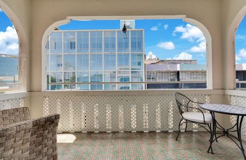 Santurce Apartment | Apartment in Miramar for 6 People with a Power Generator