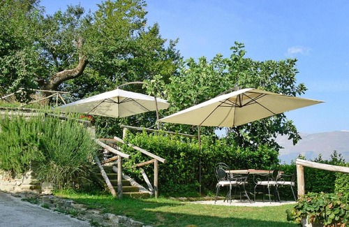 Montefortino Apartment | Apartment in Montefortino with communal pool