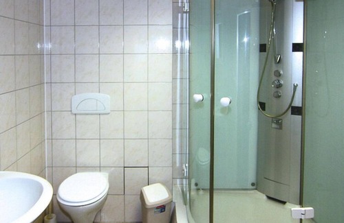 Raben Steinfeld Apartment | Apartment in Schwerin with a bike store