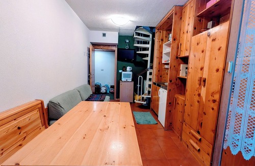 Gressan Apartment | Apartment in the wood for families, couples & groups. 10min walk from ski area