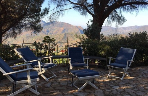 Castelbuono Villa | Apartment in villa with air-conditioned pool