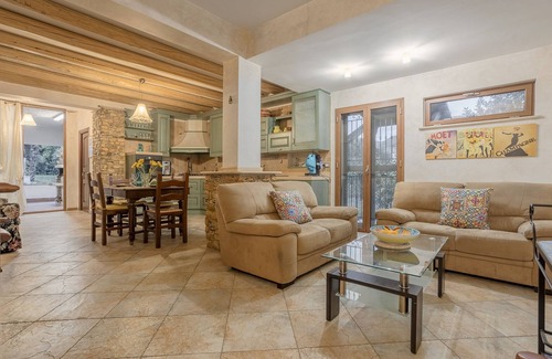 Palermo Villa | Apartment 'In Villa Con Piscina' with Shared Pool, Wi-Fi and Air Conditioning