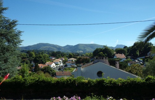 Ciboure Apartment | Apartment in villa in residential and quiet area, near the beach, center city and shops.,
