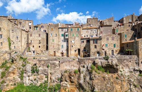 Sorano House | Apartment in villa with pool, A/C, WIFI, hot tub, TV, terrace, pets allowed, panoramic view, parking